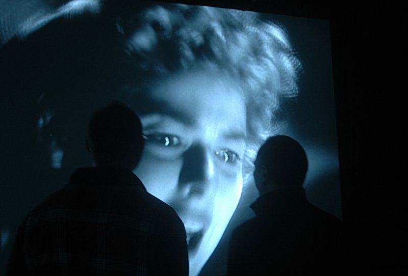 In der GRIMMWELT Kassel kommen die berühmten Märchensammler und Sprachforscher Jacob und Wilhelm Grimm in der Jetztzeit an: Künstlerisch, medial und interaktiv vermittelt das 2015 errichtete Ausstellungshaus das faszinierende Leben, Schaffen und Wirken der Brüder Grimm.