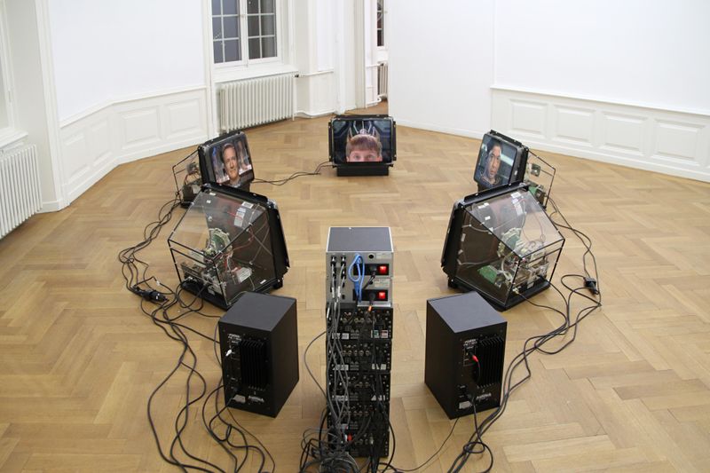 Kunsthaus Langenthal.Ein Android ist eine Maschine in menschlicher Gestalt. Mehr als ein normaler Roboter versucht er durch sein Äusseres wie auch sein Verhalten als Mensch zu gelten. Anders als der Cyborg, der eine Verschmelzung aus Mensch und Maschine ist und seine menschlichen Fähigkeiten auszuweiten versucht, ist der Android ein rein künstlich erschaffener Mensch, der eher dazu tendiert seine technisch unbegrenzten Fähigkeiten einzudämmen, um sich als Maschine von dem Menschen nicht zu unterscheiden. Vom Menschen geschaffen wird der humanoide Roboter jedoch als Objekt behandelt und als Diener eingesetzt.