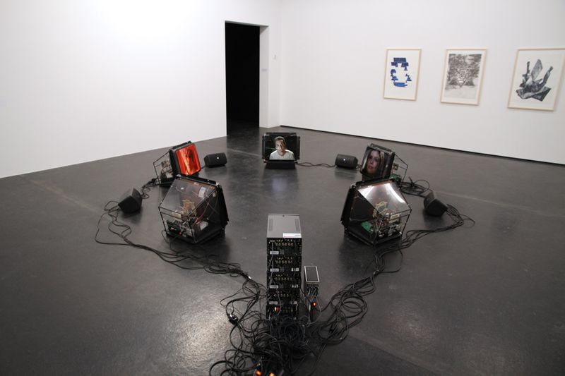 Aargauer Kunsthaus, Aarau.Eine Gruppe von Androiden (Roboter in Menschengestalt) äussern sich zum Schmerz keine Emotionen empfinden zu können, unfehlbar und deshalb ersetzbar zu sein und zu ihrem sehnlichen Wunsch nach Sterblichkeit.